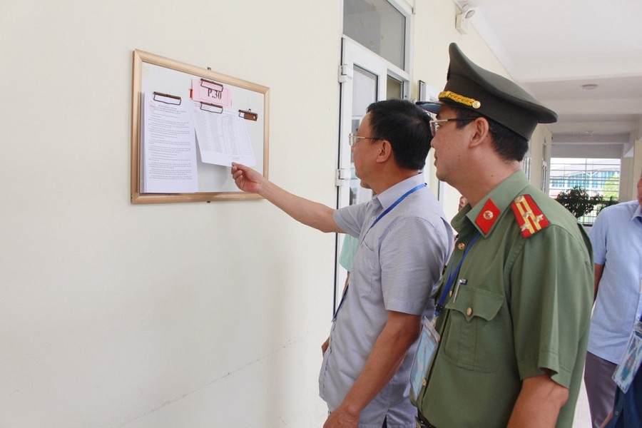Phó Chủ tịch Thường trực UBND tỉnh Thái Nguyên Đặng Xuân Trường kiểm tra cơ sở vật chất tại các điểm thi. Phó Chủ tịch Thường trực UBND tỉnh Thái Nguyên Đặng Xuân Trường kiểm tra cơ sở vật chất tại các điểm thi.