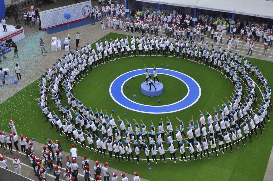 Đồng diễn thể dục khởi động cam kết lối sống vui khỏe để phòng chống đái tháo đường Đồng diễn thể dục khởi động cam kết lối sống vui khỏe để phòng chống đái tháo đường