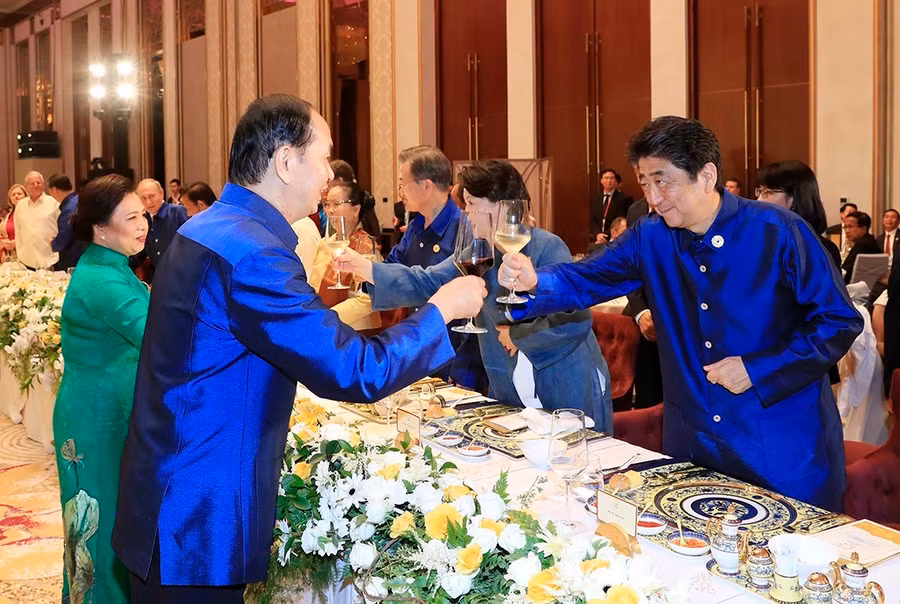 Chủ tịch nước Trần Đại Quang cụng ly chúc mừng các nhà lãnh đạo của các nền kinh tế APEC.