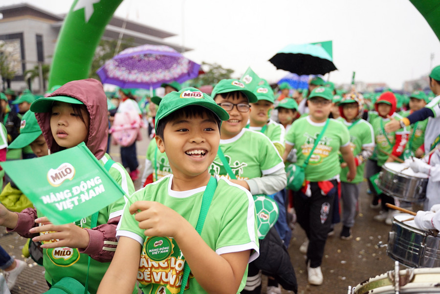 Các em học sinh hào hứng tham gia ngày hội đi bộ