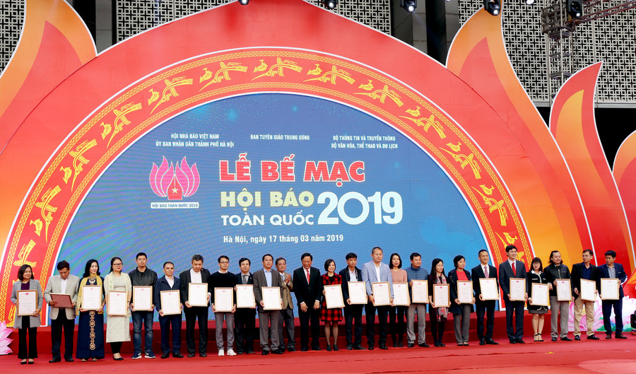 Ban tổ chức trao giải gian trưng bày ấn tượng tại Hội báo toàn quốc năm 2019