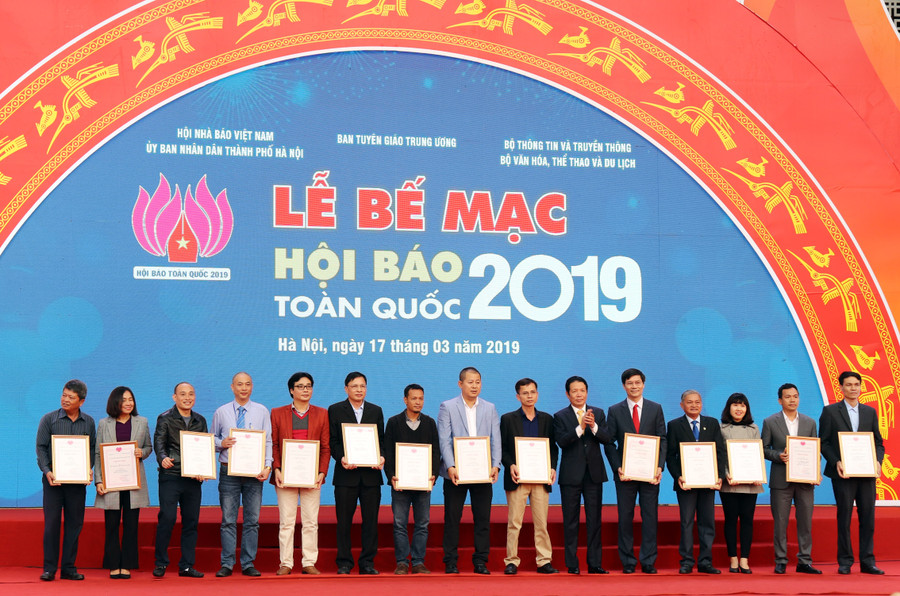 Đại diện Ban tổ chức trao giải thưởng cho các đơn vị đạt giải bìa báo Tết đẹp Hội báo toàn quốc năm 2019