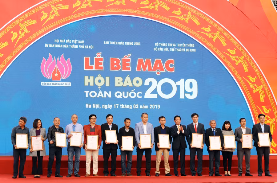 Đại diện Ban tổ chức trao giải thưởng cho các đơn vị đạt giải bìa báo Tết đẹp Hội báo toàn quốc năm 2019