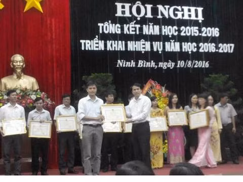 Thầy Nguyễn Anh Đức vinh dự được Thứ trưởng Bộ GD&ĐT Phạm Mạnh Hùng tặng Bằng khen