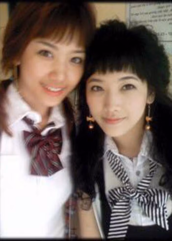 Hari Won có 2 cô em gái và 1 cậu em trai. Trong ảnh là nữ ca sĩ bên một người em gái vào năm 20 tuổi. 