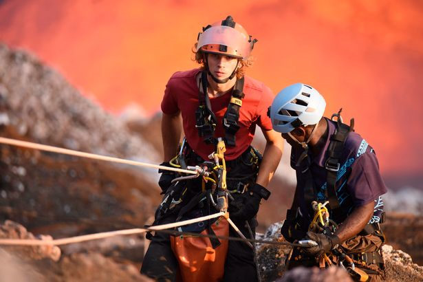 Chàng trai "trồng chuối", chụp ảnh trên miệng núi lửa 700 độ C ảnh 1 Chang trai
