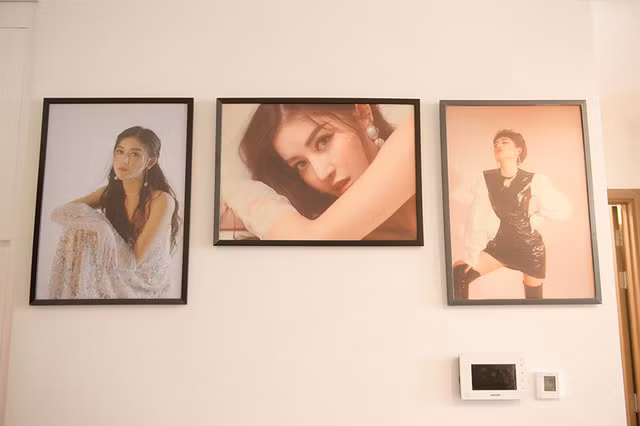 Ảnh chân dung của Huyền My được cô treo trong phòng khách.