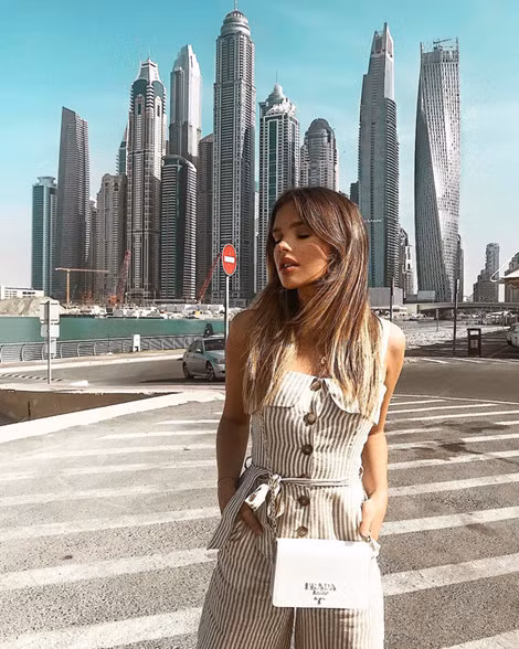 Với tạo dáng "Shmiling", bạn có thể cười tươi hoặc mỉm cười nhưng cần chú ý không nhắm tịt mắt hoặc chụp selfie vì như vậy nhìn sẽ không tự nhiên. Ảnh: @madelame, @chloelloyd.