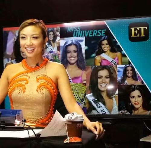 Đặc biệt, cô còn được mời làm MC hậu trường cho Miss Universe 2012 và 2013.