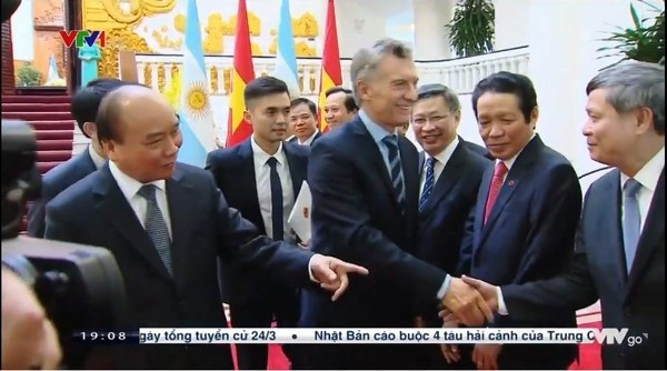 Dân mạng chao đảo "Hà Dĩ Thâm" phiên bản đời thực bên cạnh Tổng thống Argentina ảnh 3  Xuất hiện