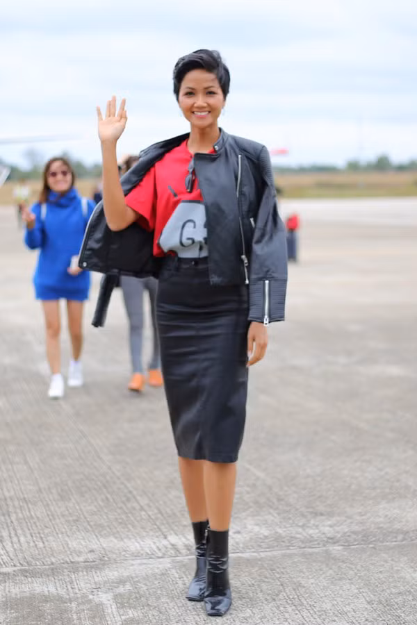 Sau tất cả, đây mới là món giầy hiệu mà Hoa hậu HHen Niê yêu nhất với giá chỉ 10.000 đồng-11