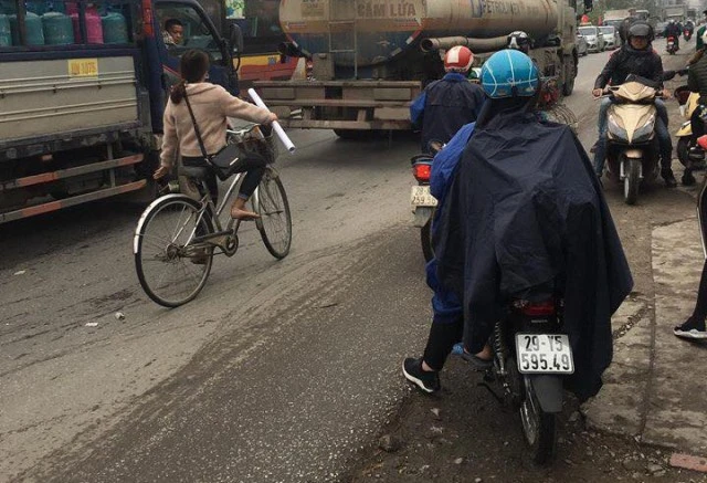 Tưởng cô gái đã tử vong sau va chạm với container, chàng trai hoảng loạn, ôm chặt người yêu 