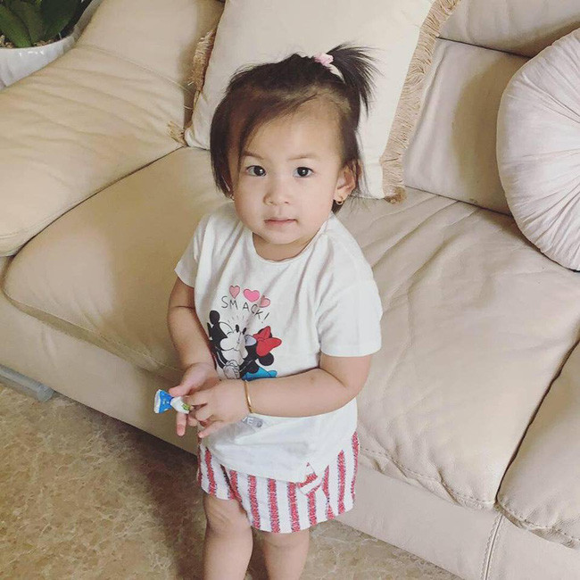 Lần đầu về Việt Nam, con gái Lam Trường bất ngờ bám dính lấy người đàn ông chứ không phải bố - Ảnh 7.