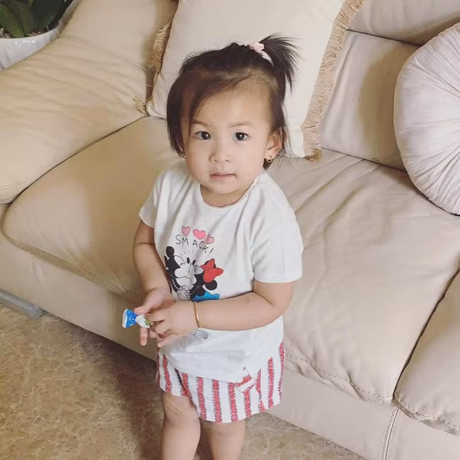 Lần đầu về Việt Nam, con gái Lam Trường bất ngờ bám dính lấy người đàn ông chứ không phải bố - Ảnh 7.