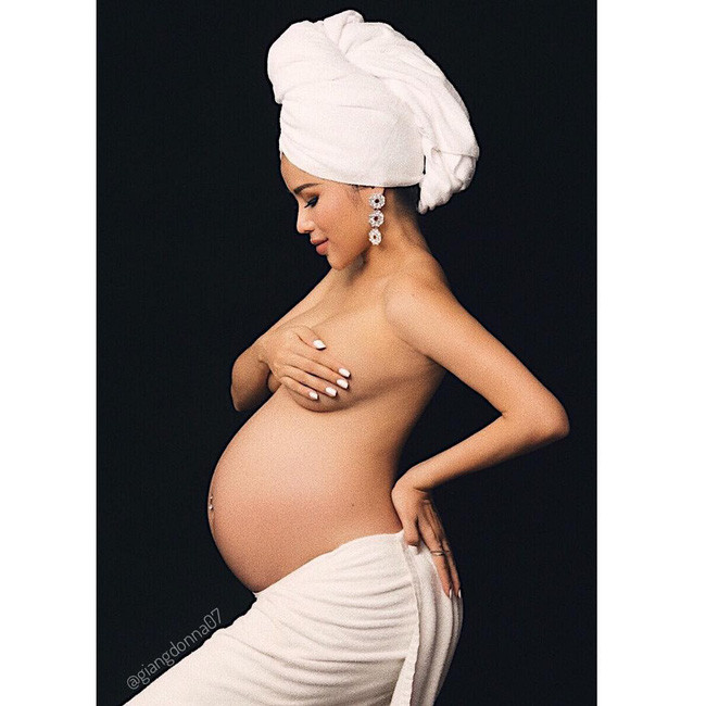 Sự thật về bức ảnh Phạm Hương khoe khoảnh khắc hạnh phúc khi mang thai rồi vội vàng xóa đi đang được lan truyền trên MXH - Ảnh 1. Sự thật về bức ảnh Phạm Hương khoe khoảnh khắc hạnh phúc khi mang thai rồi vội vàng xóa đi đang được lan truyền trên MXH - Ảnh 1.