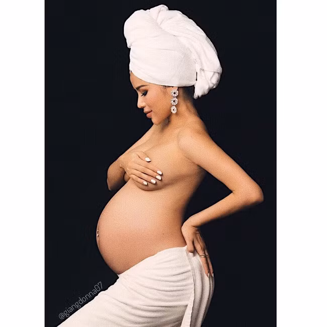 Sự thật về bức ảnh Phạm Hương khoe khoảnh khắc hạnh phúc khi mang thai rồi vội vàng xóa đi đang được lan truyền trên MXH - Ảnh 1.