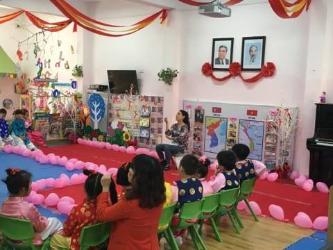 Lớp Kim Nhật Thành treo ảnh của Chủ tịch Kim Nhật Thành và Chủ tịch Hồ Chí Minh