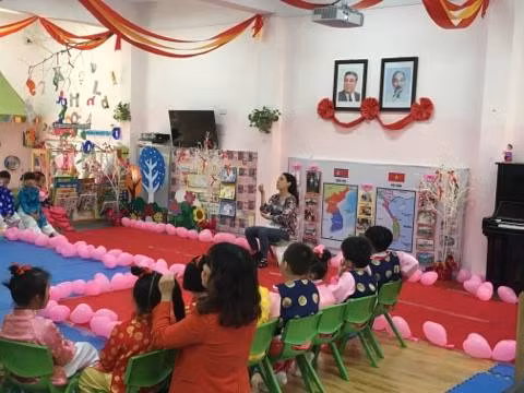 Lớp Kim Nhật Thành treo ảnh của Chủ tịch Kim Nhật Thành và Chủ tịch Hồ Chí Minh