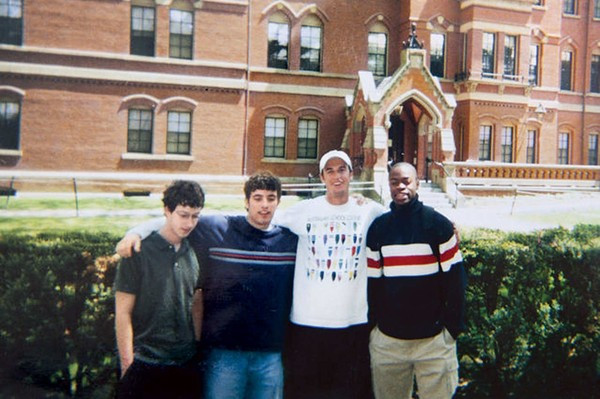 Hé lộ loạt ảnh thời "mài đũng quần" của ông chủ Facebook ảnh 4 Trong quá trình tạo lập, xây dựng và hoàn thiện mạng xã hội Facebook, Mark nhận trợ giúp bởi các bạn cùng phòng học và các sinh viên Harvard khác như Eduardo Saverin, Andrew McCollum, Dustin Moskovitz và Chris Hughes.