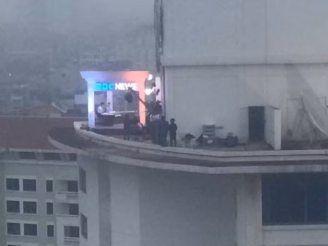 Tinh thần làm việc của phóng viên Đài Hàn Quốc khiến bạn bè ngưỡng mộ Tinh thần làm việc của phóng viên Đài Hàn Quốc khiến bạn bè ngưỡng mộ