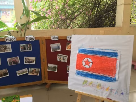 Học sinh vẽ quốc kỳ của Triều Tiên