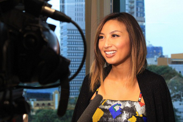 Nữ MC nóng bỏng gốc Việt dẫn hậu trường thảm đỏ của Oscar 2019 là ai? ảnh 13 Jeannie Mai trả lời báo chí trong lần về Việt Nam năm 2016.