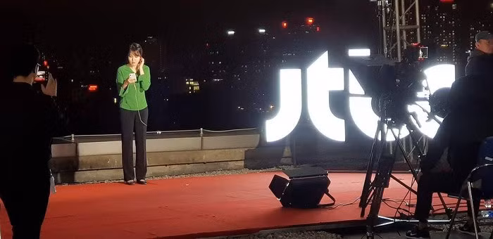 Dựng studio gần đài lớn như KBS, ê kíp của đài truyền hình cáp JTBC có phần lép vế. Không trang bị tiện nghi cũng như diện trang phục trang trọng như đài lớn, nữ BTC chỉ đơn giản đứng cạnh tên đài mình đưa tin. Quang cảnh thành phố Hà Nội về đêm tiếp tục được tận dụng. Dựng studio gần đài lớn như KBS, ê kíp của đài truyền hình cáp JTBC có phần lép vế. Không trang bị tiện nghi cũng như diện trang phục trang trọng như đài lớn, nữ BTC chỉ đơn giản đứng cạnh tên đài mình đưa tin. Quang cảnh thành phố Hà Nội về đêm tiếp tục được tận dụng.
