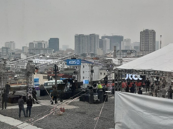 Đài truyền hình quốc gia KBS và đài truyền hình cáp JTBC của Hàn Quốc cùng dựng trường quay trên sân thượng một tòa nhà cao tầng khác ở Hà Nội.