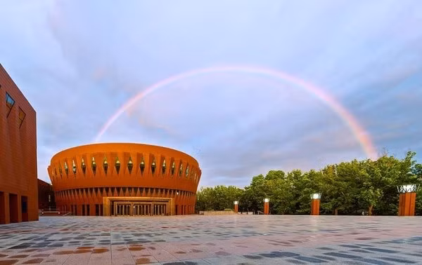 Khuôn viên của Thanh Hoa nằm ở phía tây bắc Bắc Kinh với lối kiến trúc vừa hiện đại vừa truyền thống vô cùng ấn tượng. Ảnh: Tsinghua University