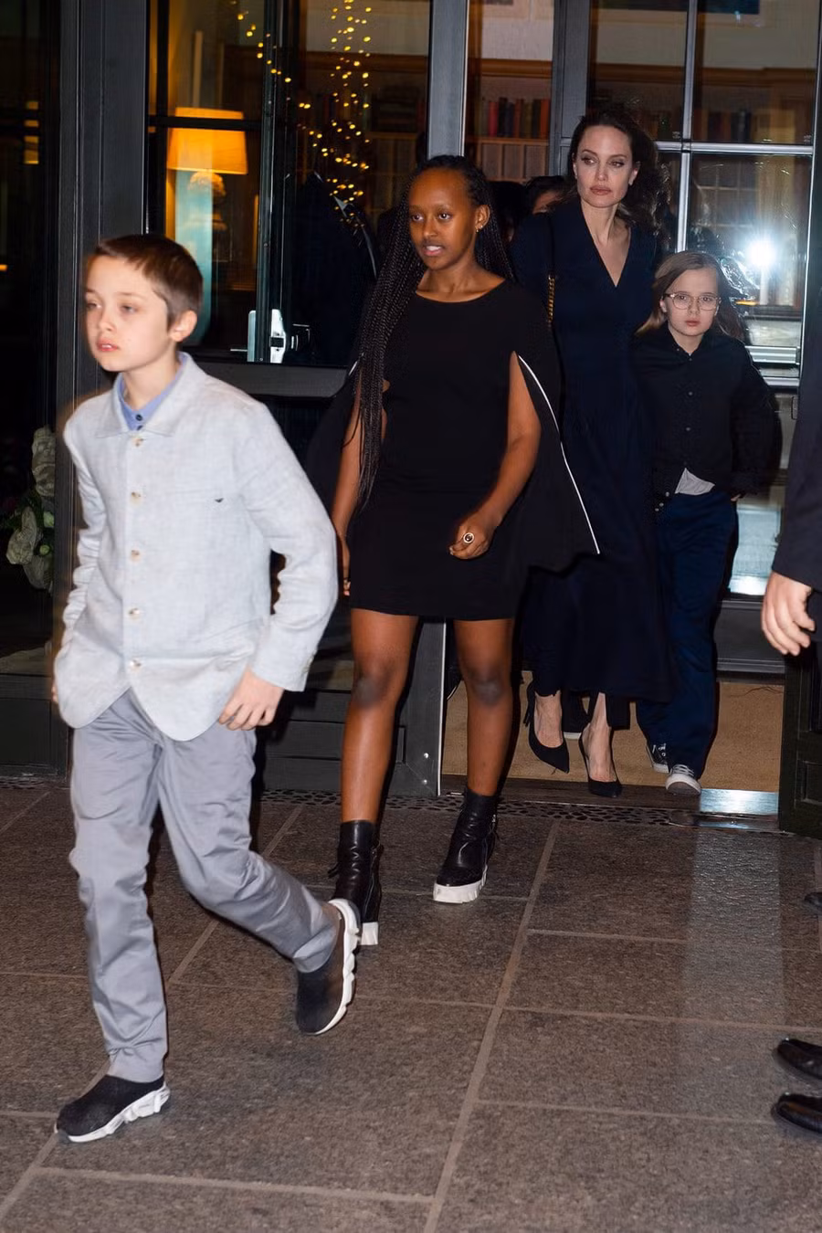 Khung cảnh hiếm hoi: Angelina Jolie đưa cả 6 đứa con đi dự sự kiện và dàn nhóc tỳ xưa kia giờ đã lớn lắm rồi! - Ảnh 4.