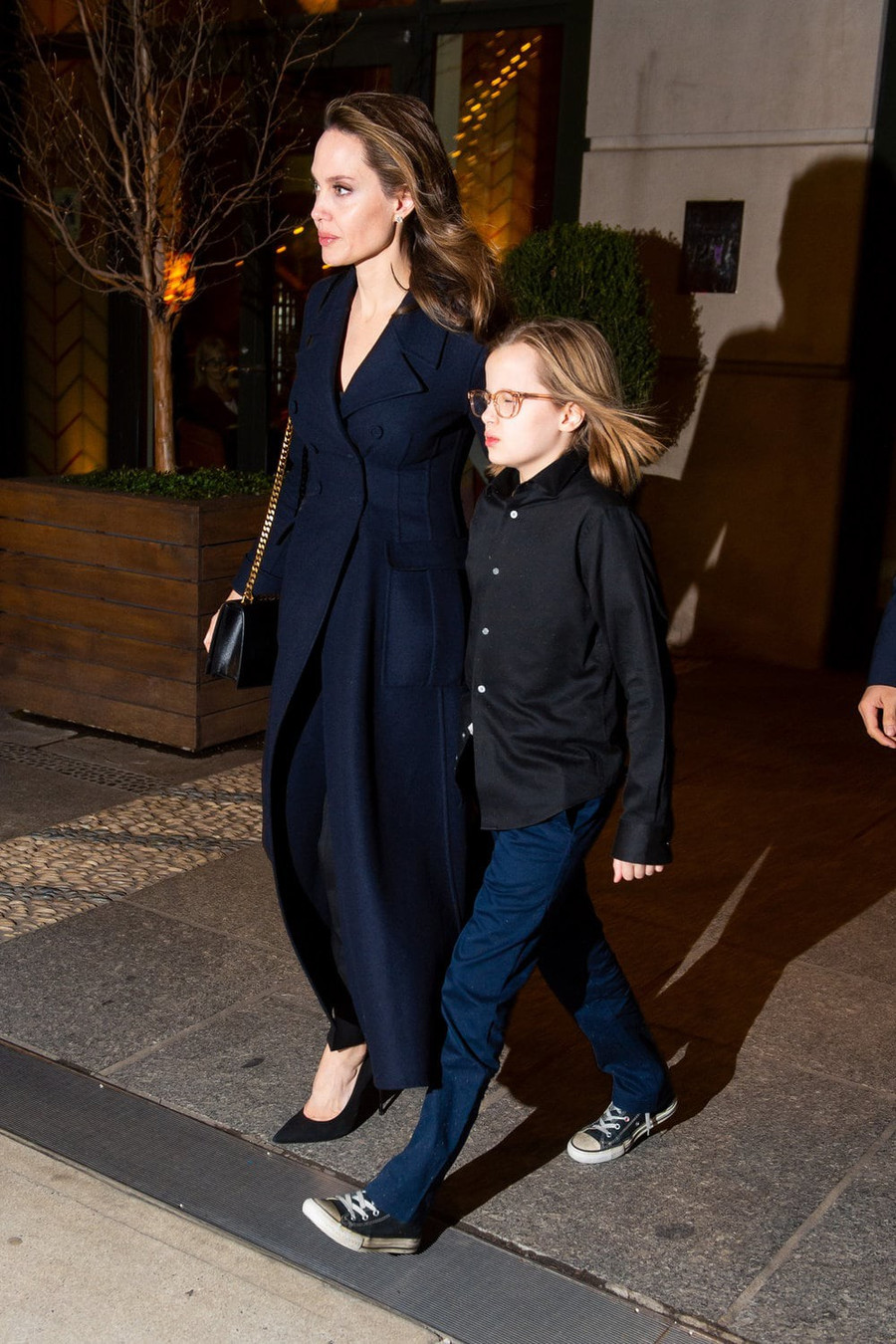 Khung cảnh hiếm hoi: Angelina Jolie đưa cả 6 đứa con đi dự sự kiện và dàn nhóc tỳ xưa kia giờ đã lớn lắm rồi! - Ảnh 11. Khung cảnh hiếm hoi: Angelina Jolie đưa cả 6 đứa con đi dự sự kiện và dàn nhóc tỳ xưa kia giờ đã lớn lắm rồi! - Ảnh 11.