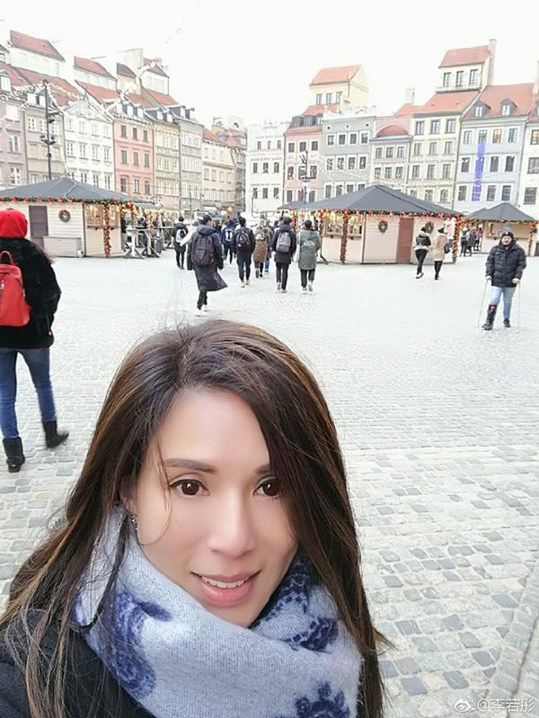 Không hổ danh “Tiểu Long Nữ đẹp nhất màn ảnh”, Lý Nhược Đồng khoe vẻ đẹp “bất lão" ảnh 2 khong ho danh la "tieu long nu dep nhat man anh", ly nhuoc dong khoe ve dep "bat lao" - 2