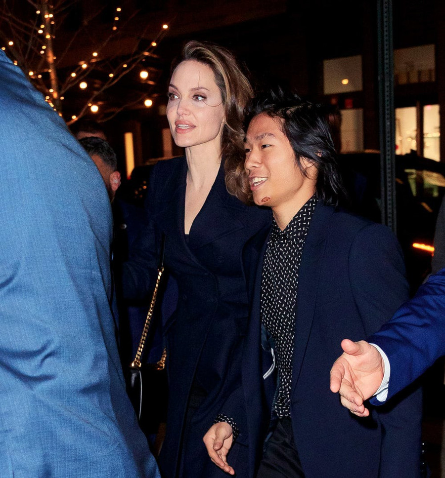 Khung cảnh hiếm hoi: Angelina Jolie đưa cả 6 đứa con đi dự sự kiện và dàn nhóc tỳ xưa kia giờ đã lớn lắm rồi! - Ảnh 8. Khung cảnh hiếm hoi: Angelina Jolie đưa cả 6 đứa con đi dự sự kiện và dàn nhóc tỳ xưa kia giờ đã lớn lắm rồi! - Ảnh 8.