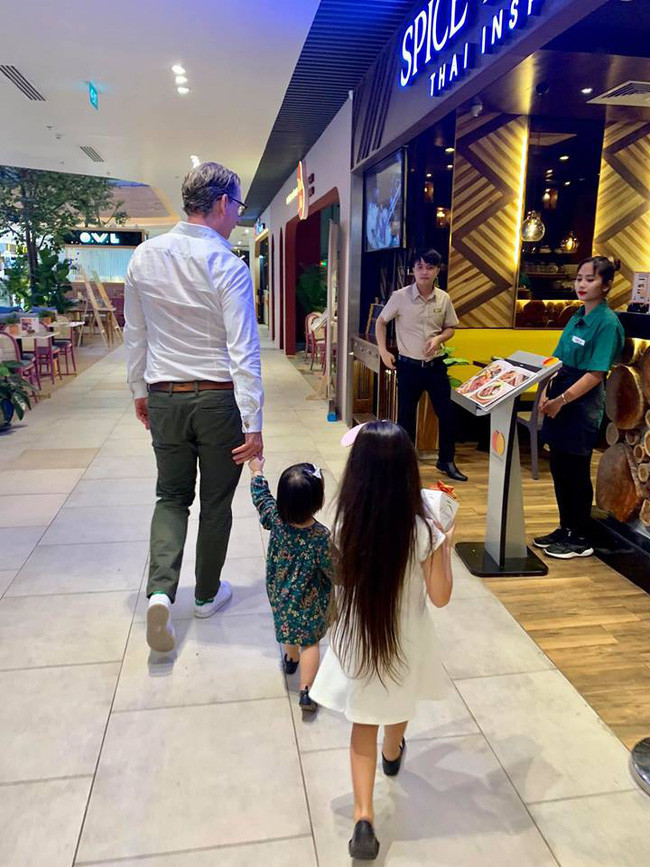 Lần đầu về Việt Nam, con gái Lam Trường bất ngờ bám dính lấy người đàn ông chứ không phải bố - Ảnh 2.