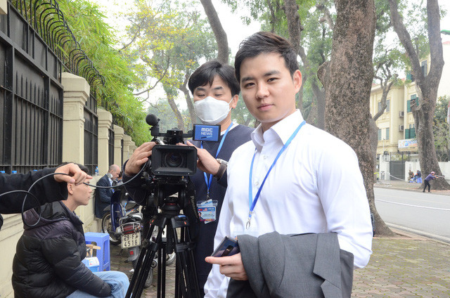 Anh Son Ryoung cùng ekip của đài MBC. Anh Son Ryoung cùng ekip của đài MBC.