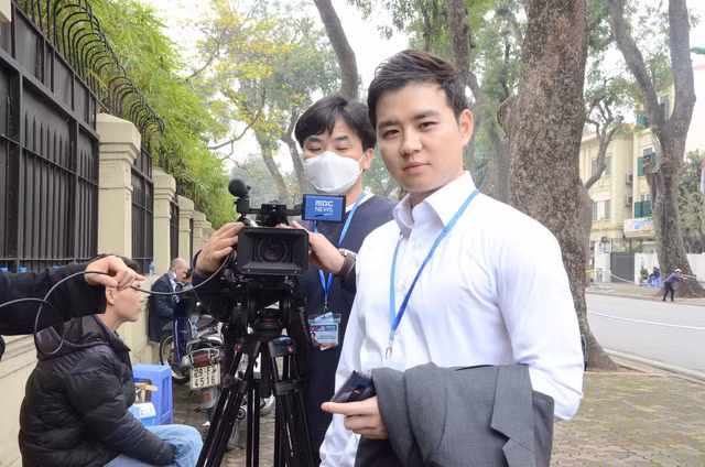 Anh Son Ryoung cùng ekip của đài MBC.