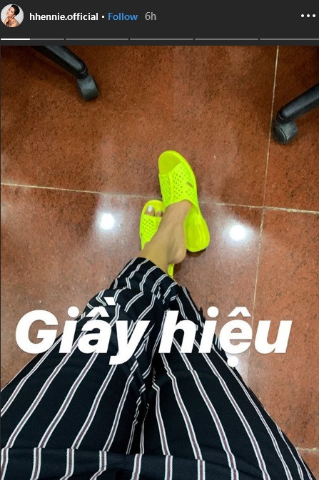 Đây là món "giày hiệu" Hoa hậu H"Hen Niê yêu nhất, giá chỉ 10.000 đồng ảnh 2 Sau tất cả, đây mới là món giầy hiệu mà Hoa hậu HHen Niê yêu nhất với giá chỉ 10.000 đồng-2