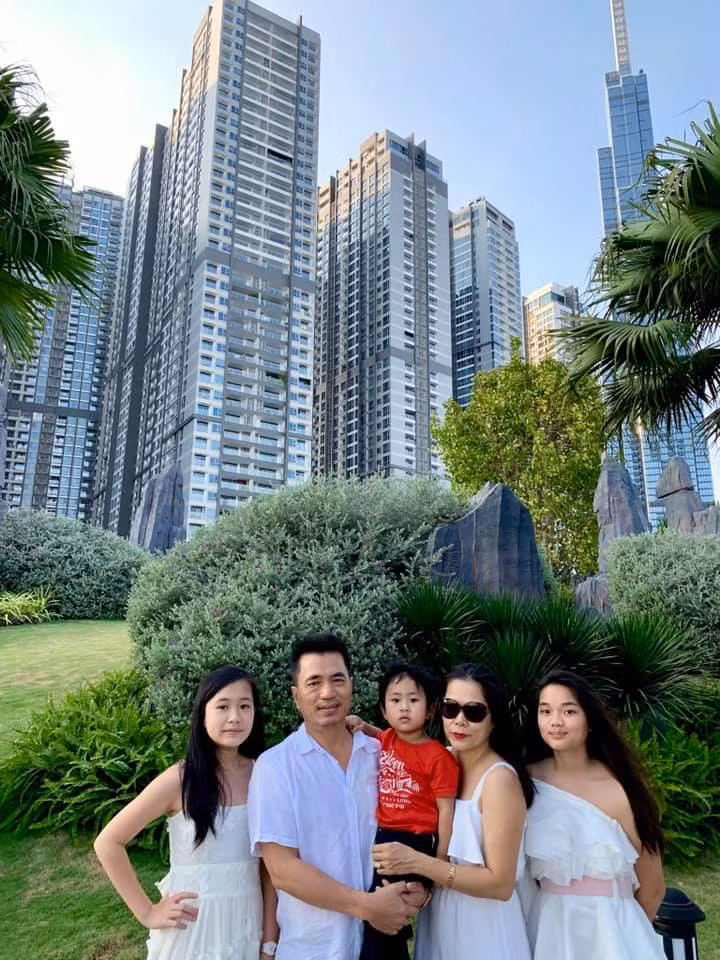 Cuoc song giau sang ben chong dai gia va 3 con xinh dep cua My Le hinh anh 1