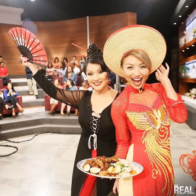 Jeannie Mai và mẹ mặc áo dài trong The Real.