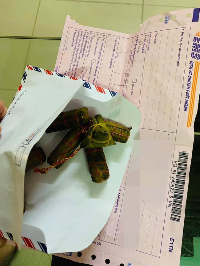 Mua bánh tét qua mạng, chàng trai phẫn nộ khi nhận về chùm bánh như móc khoá nhưng phản ứng của CĐM mới thật bất ngờ - Ảnh 2.