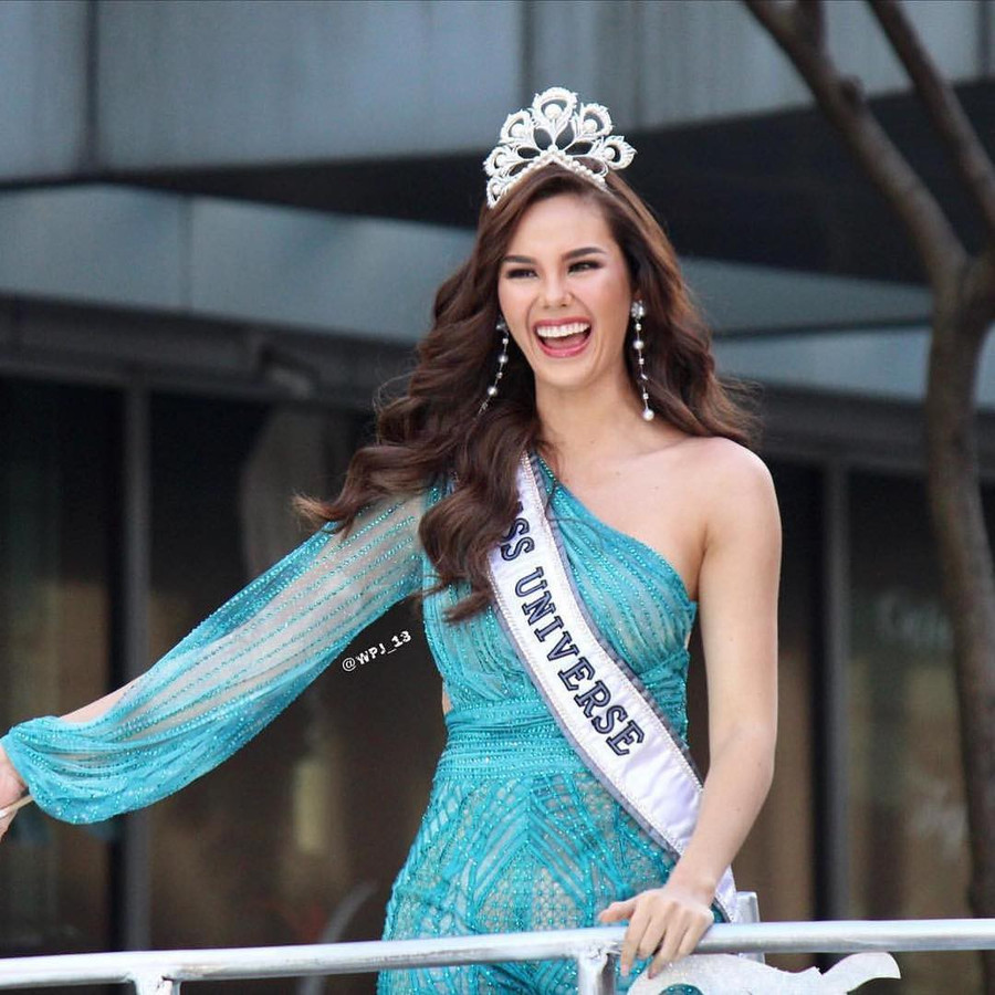 Nàng Hậu trang điểm kỹ càng, ăn diện lộng lẫy ở nhà để chuẩn bị tham gia lễ diễu hành. Lúc này, vương miện của cô vẫn nguyên vẹn. Dang dieu hanh, Hoa hau Hoan vu lam vo vuong mien 6 ty dong hinh anh 4