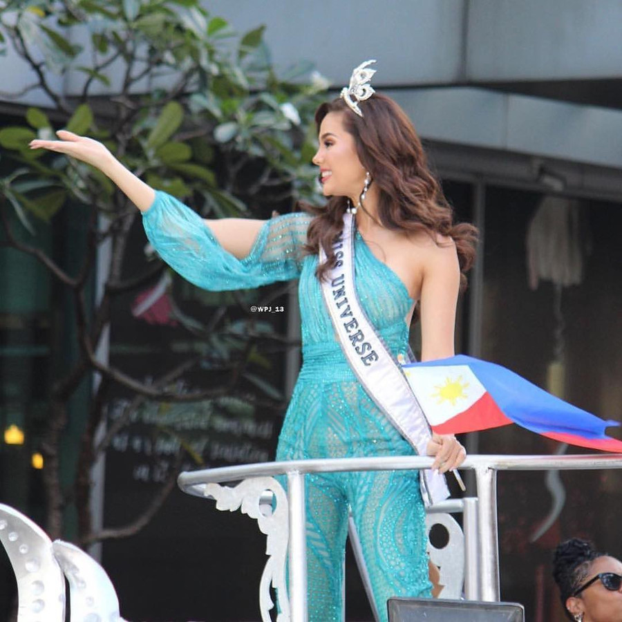 Hoa hậu Hoàn vũ 2018 Catriona Gray bình tĩnh diễu hành, tươi rói mặc dù làm vỡ vương miện 6 tỉ đồng. Dang dieu hanh, Hoa hau Hoan vu lam vo vuong mien 6 ty dong hinh anh 5
