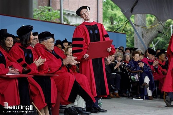 Hé lộ loạt ảnh thời "mài đũng quần" của ông chủ Facebook ảnh 6 Năm 2017, ông chủ Facebook đã được Đại học Harvard trao bằng tốt nghiệp danh dự sau 12 năm bỏ giảng đường.