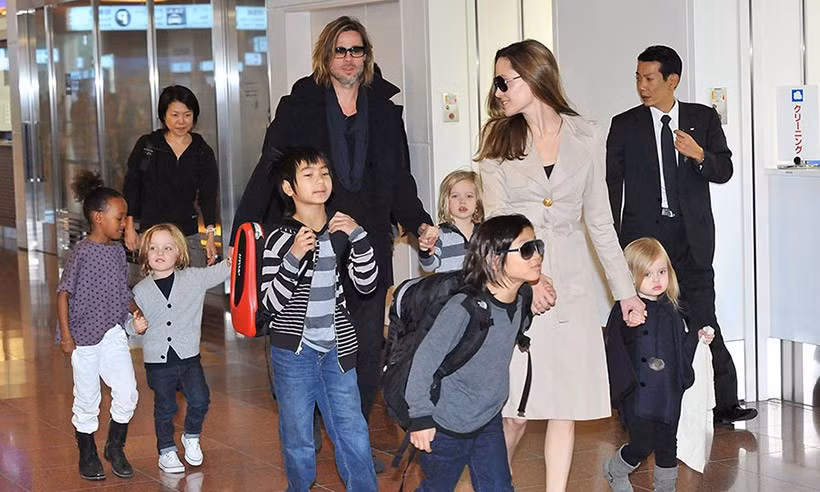 Khung cảnh hiếm hoi: Angelina Jolie đưa cả 6 đứa con đi dự sự kiện và dàn nhóc tỳ xưa kia giờ đã lớn lắm rồi! - Ảnh 13.