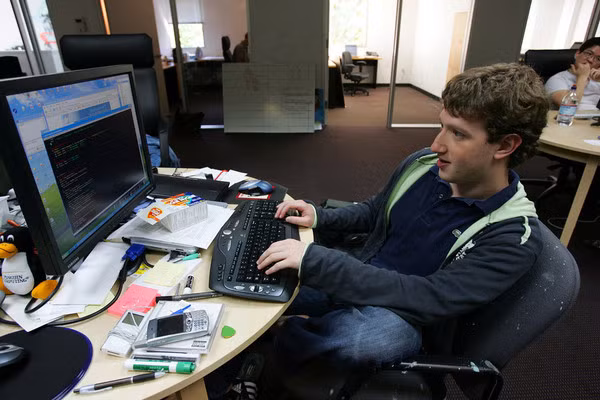 Ngay từ khi còn ngồi trên ghế nhà trường, Mark Zuckerberg đã tạo ra chương trình nghe nhạc Synapse Media Player, nhằm tìm hiểu thói quen nghe nhạc của người dùng.