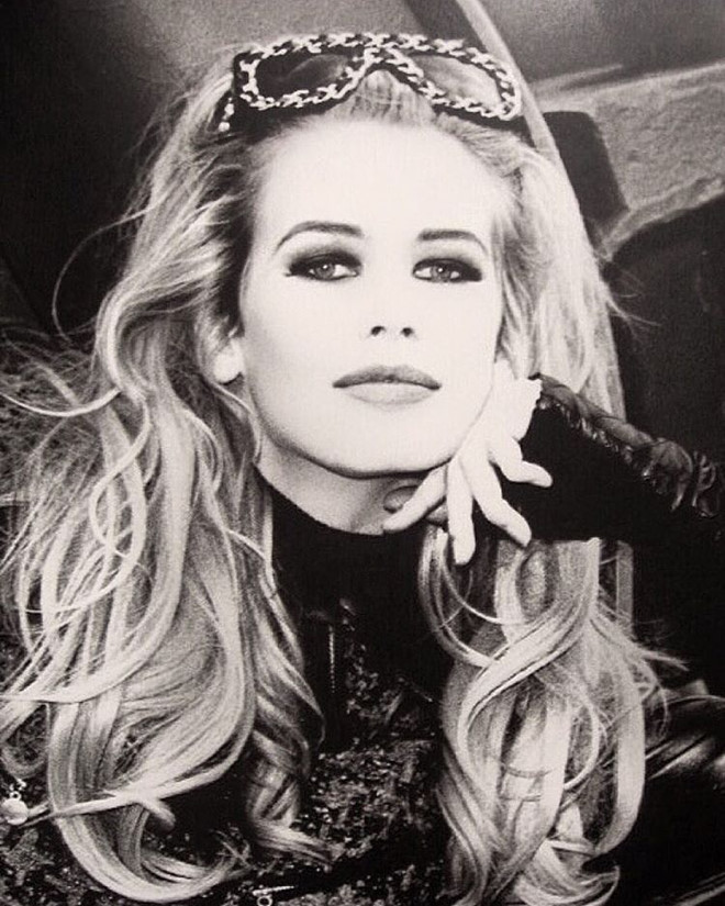 Đây được xem là bức ảnh để đời của Schiffer do chính tay Lagerfeld bấm máy, khắc họa nhan sắc rực rỡ của siêu mẫu. Ông hoàng thời trang từng nói: "Claudia là một phần của thế giới, một phong cách thời trang, một tinh thần, một thời đại hoàn toàn mới". Nhan sac 10 nang tho xinh dep nhat cua