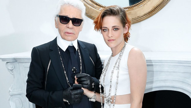 6.Kristen Stewart. Nữ diễn viên Twilight nổi tiếng với hình tượng nàng Bella yếu đuối, mỏng mảnh. Nhưng theo thời gian, cô dần chứng minh bản thân là một trong những biểu tượng thời trang cá tính, táo bạo nhất của giới giải trí. Và đó là điều Lagerfeld thích thú ở ngôi sao song tính. Nhan sac 10 nang tho xinh dep nhat cua