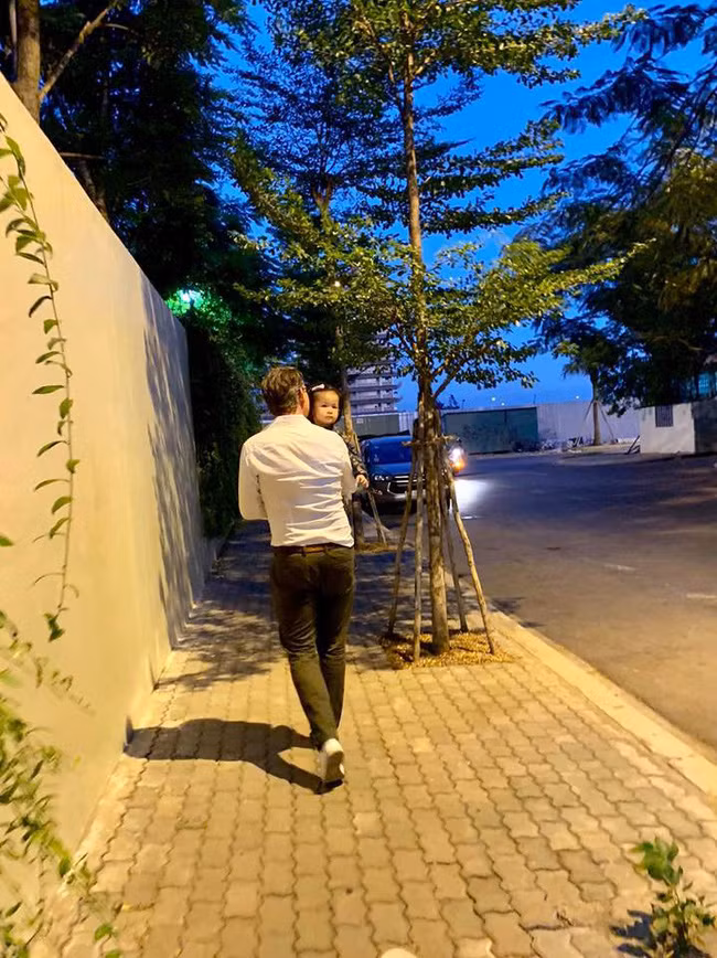 Lần đầu về Việt Nam, con gái Lam Trường bất ngờ bám dính lấy người đàn ông chứ không phải bố - Ảnh 3.