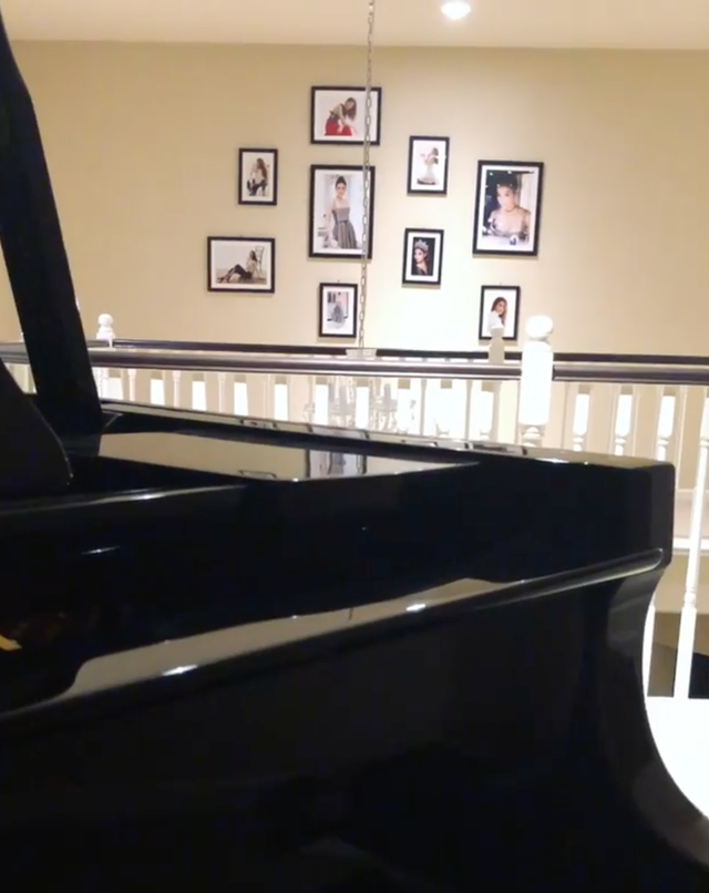 Ở Mỹ, cô cũng có 1 cây đàn piano hoành tráng 
