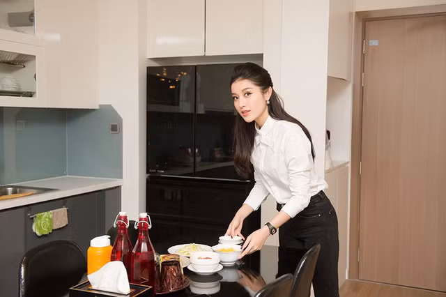 Căn bếp đầy đủ tiện nghi với phòng cách rất hiện đại.